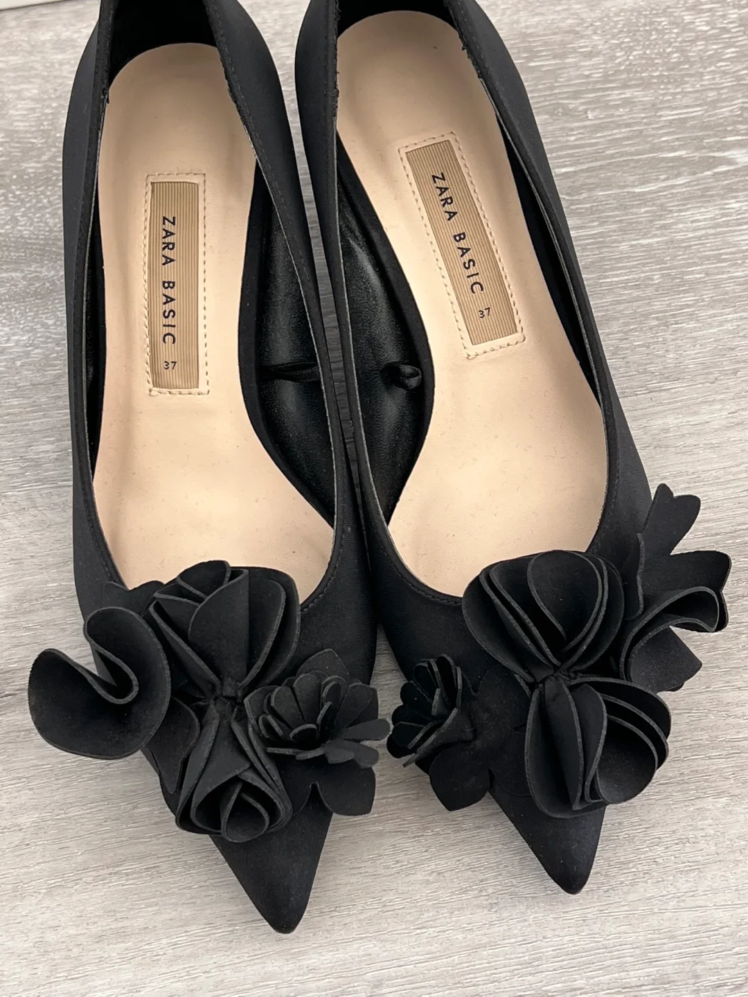 Zara Basic Black Flower Detail Heels Size 37 image indicator(2)