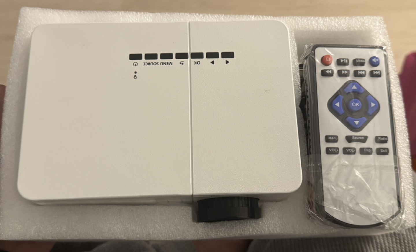 Common Craft Projector & Screen Bundle - photo 2