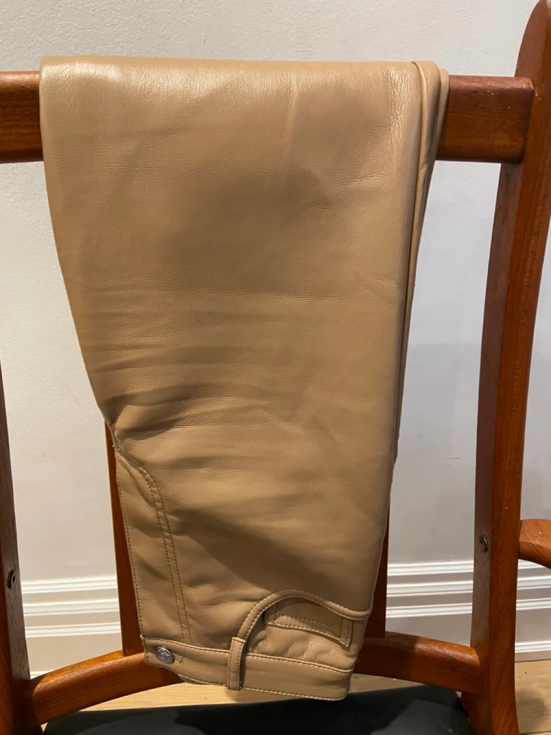 Aritzia Vegan Leather Pants in Gold Camel - Size 4 image indicator(5)