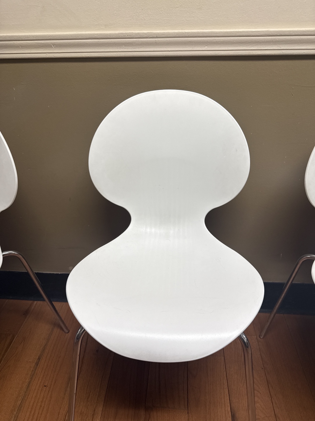 Set of Four White Plastic Chairs with Chrome Legs - photo 3