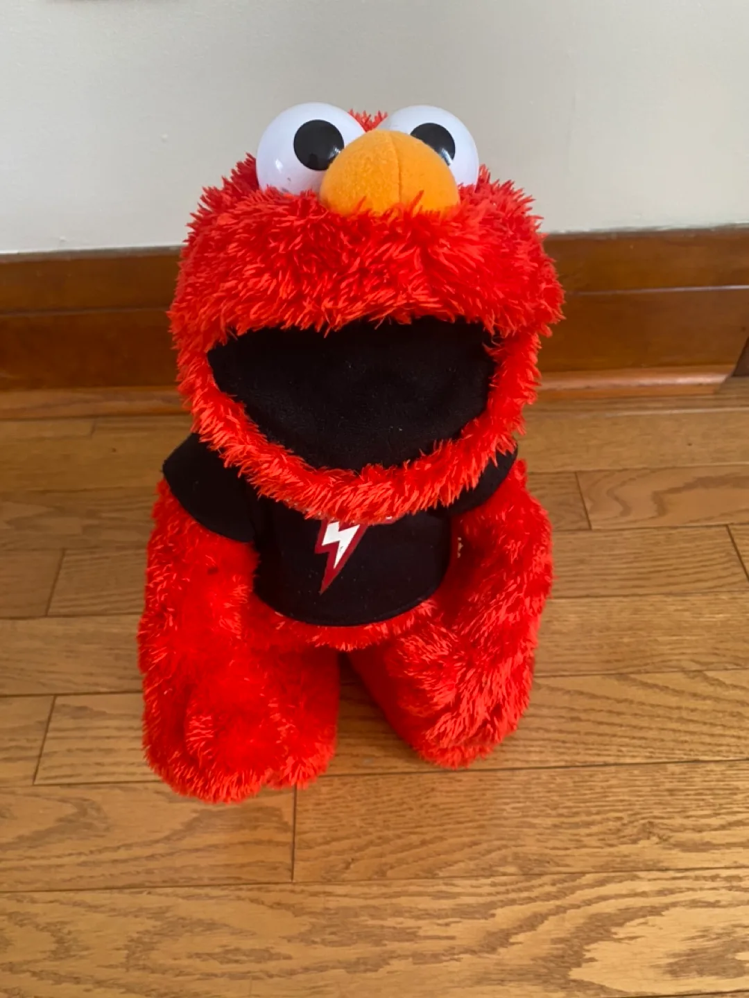 Let’s Rock Elmo Toy image indicator(2)