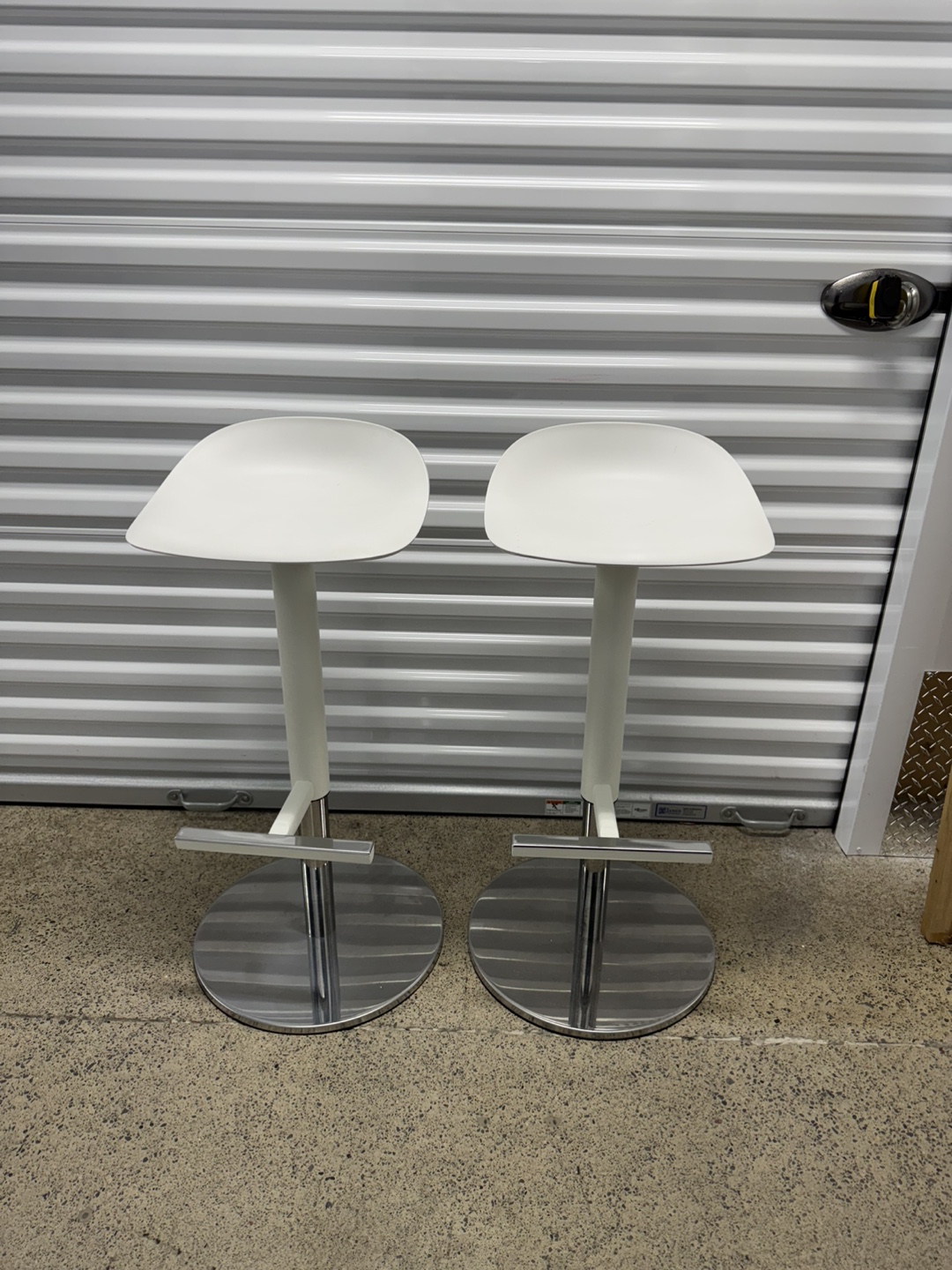 Pair of White Modern Bar Stools - photo 4