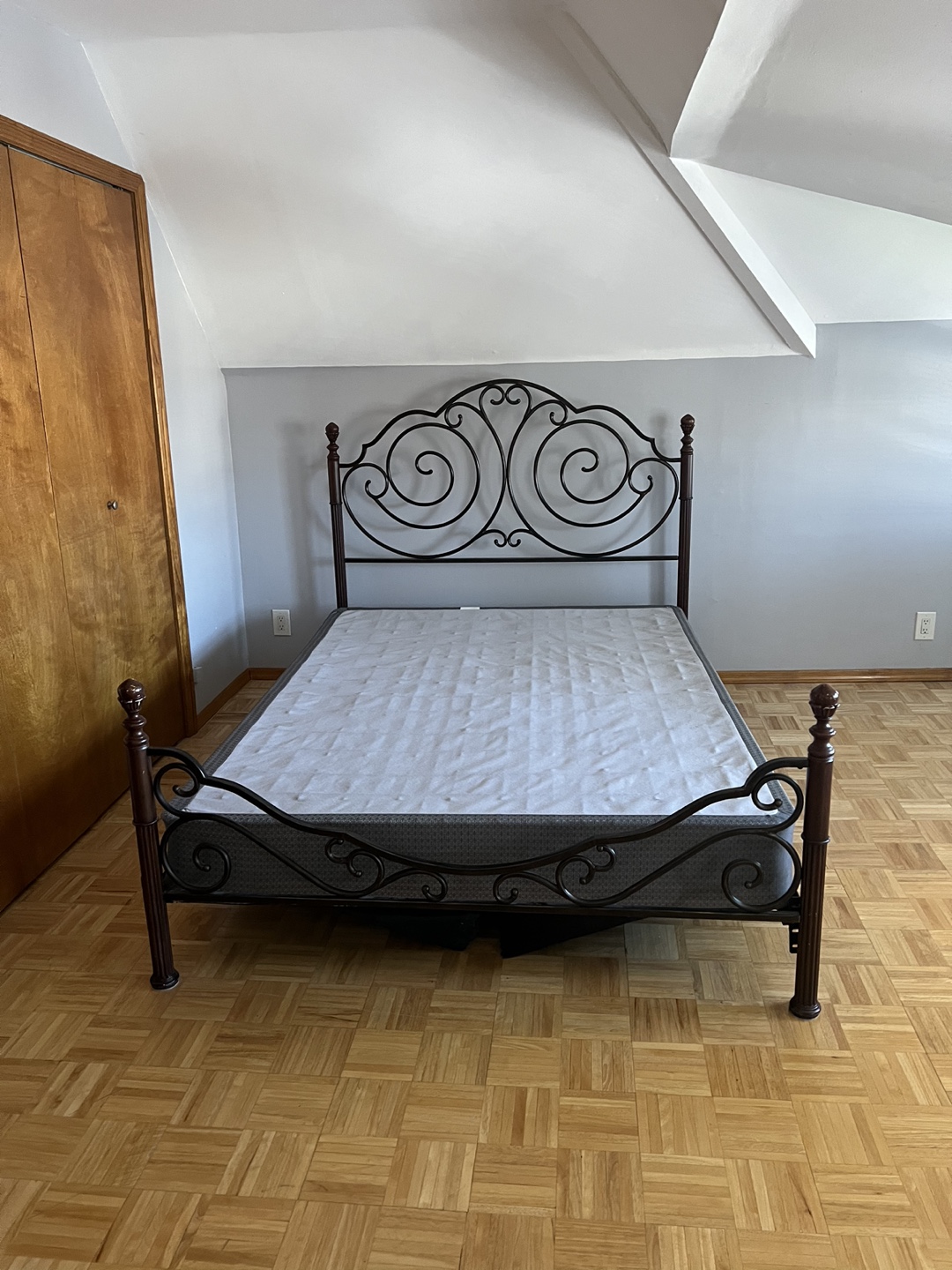 Queen wood and metal bed frame with foot board - photo 4