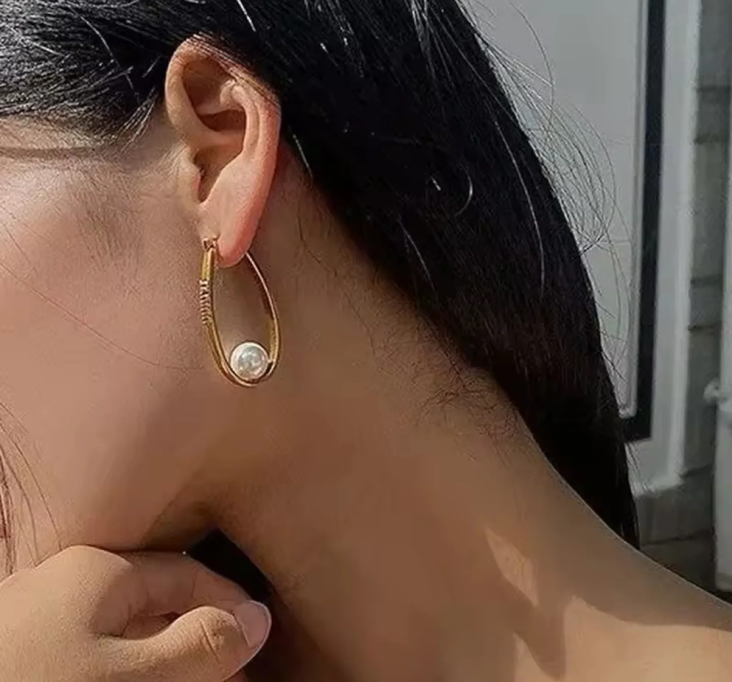 Gold Oval Pearl Hoop Earrings image indicator(3)