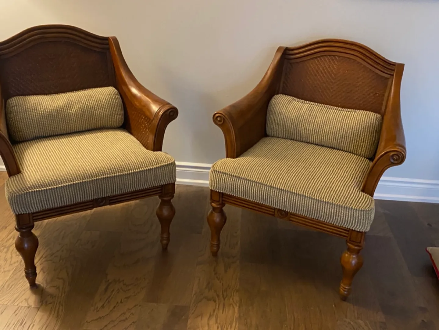 Elegant Sofa and Two Armchairs Set image indicator(4)