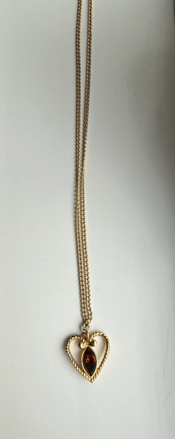 Avon Gold Tone Heart Pendant With Glass Rhinestone Necklace image indicator(5)