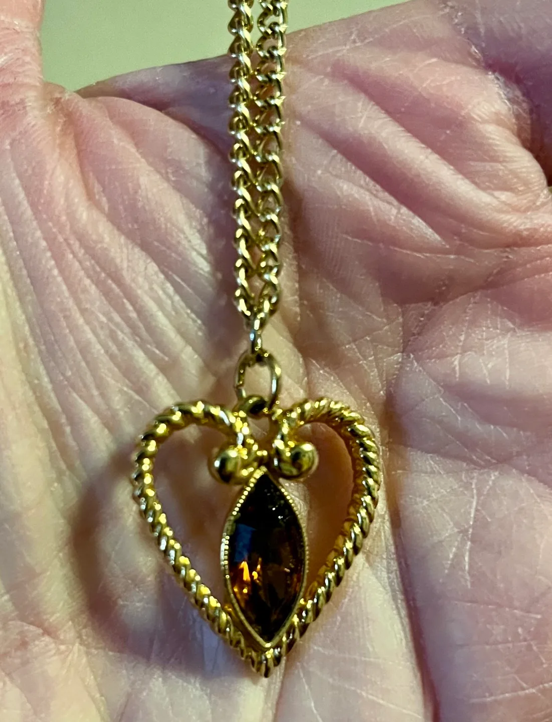 Avon Gold Tone Heart Pendant With Glass Rhinestone Necklace image indicator(2)