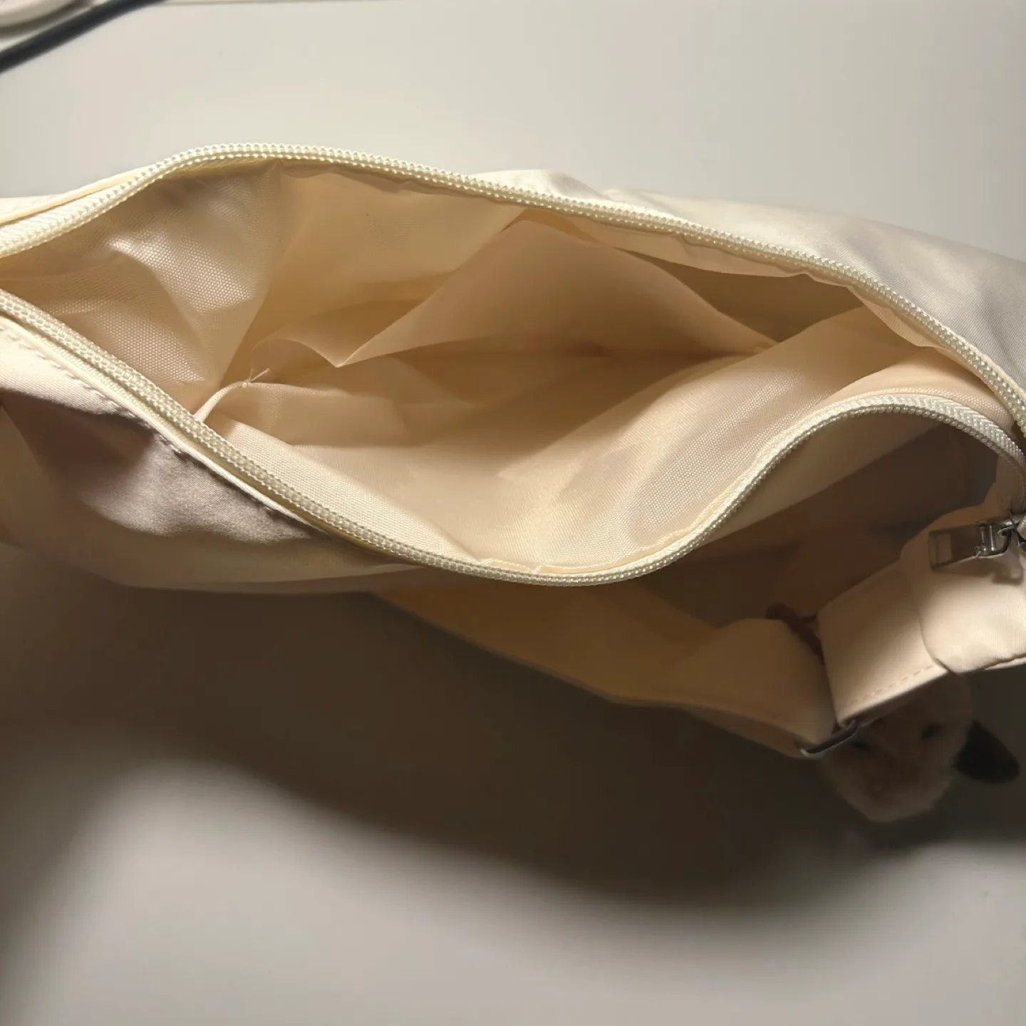 beige shoulder bag image indicator(3)