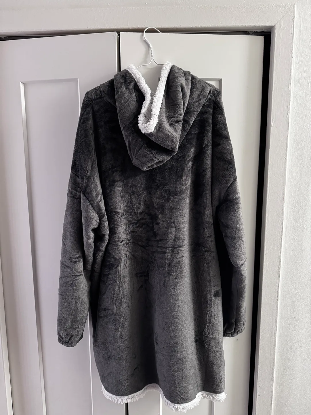 Wearable fleece blanket hoodie image indicator(2)