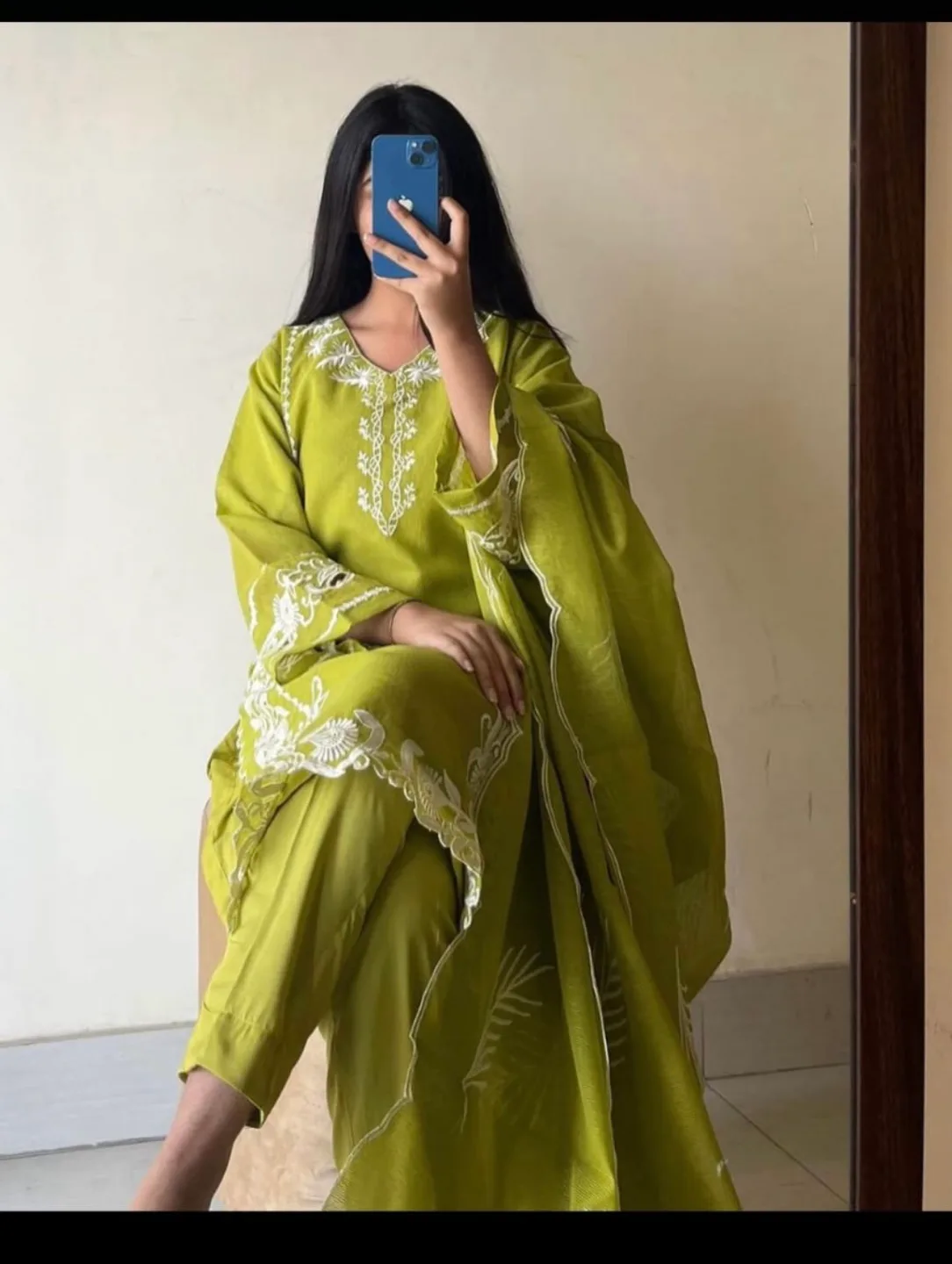 Gorgeous embroidered 3-piece suit image indicator(2)