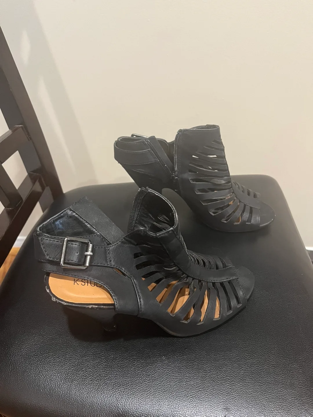 ASSORTED WOMEN SHOES image indicator(3)