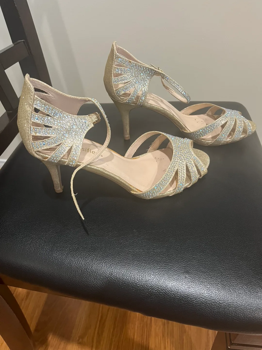 ASSORTED WOMEN SHOES image indicator(5)