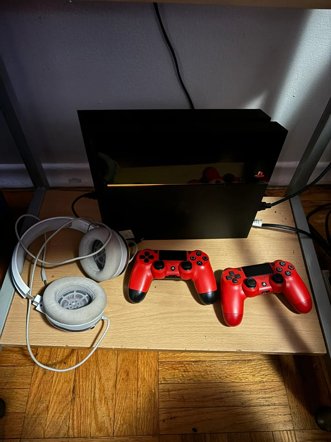 PS4 Gaming Bundle: Console, Controllers & Headset image indicator(2)