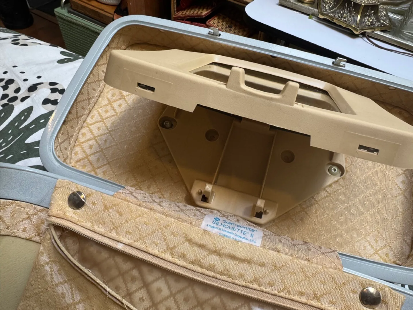 Vintage Samsonite Silhouette II Cosmetic Case image indicator(5)