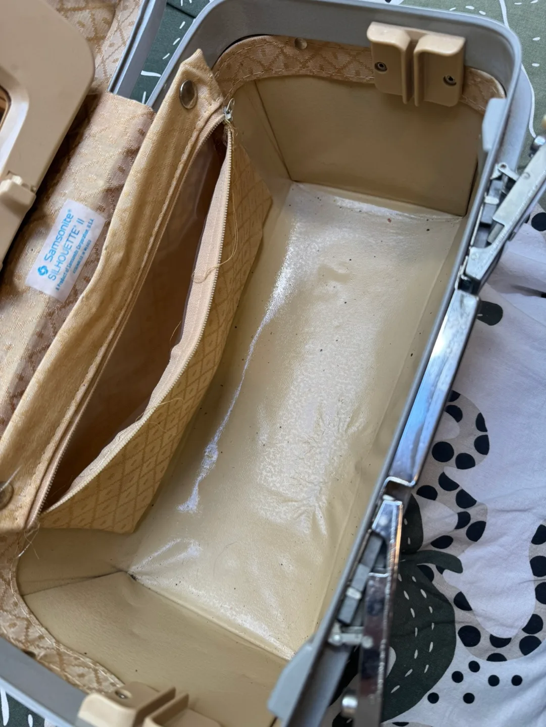 Vintage Samsonite Silhouette II Cosmetic Case image indicator(7)