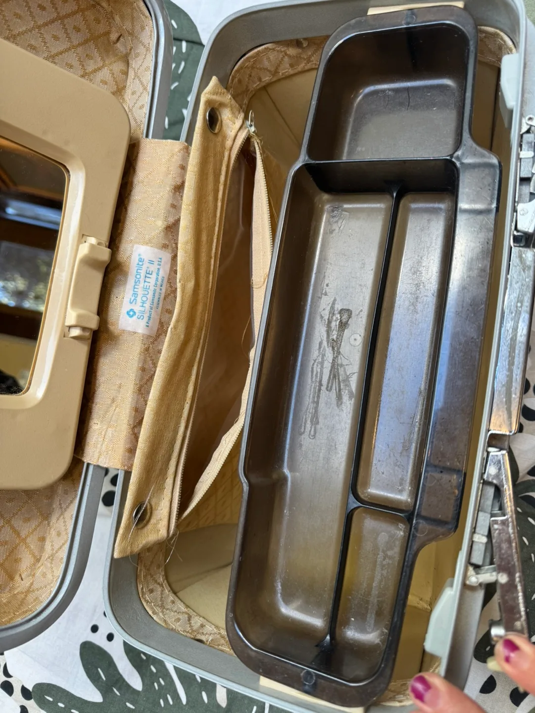 Vintage Samsonite Silhouette II Cosmetic Case image indicator(8)