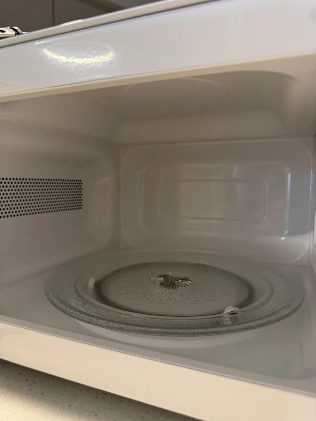 Hamilton Beach 0.7 Cu. Ft. White Microwave image indicator(2)