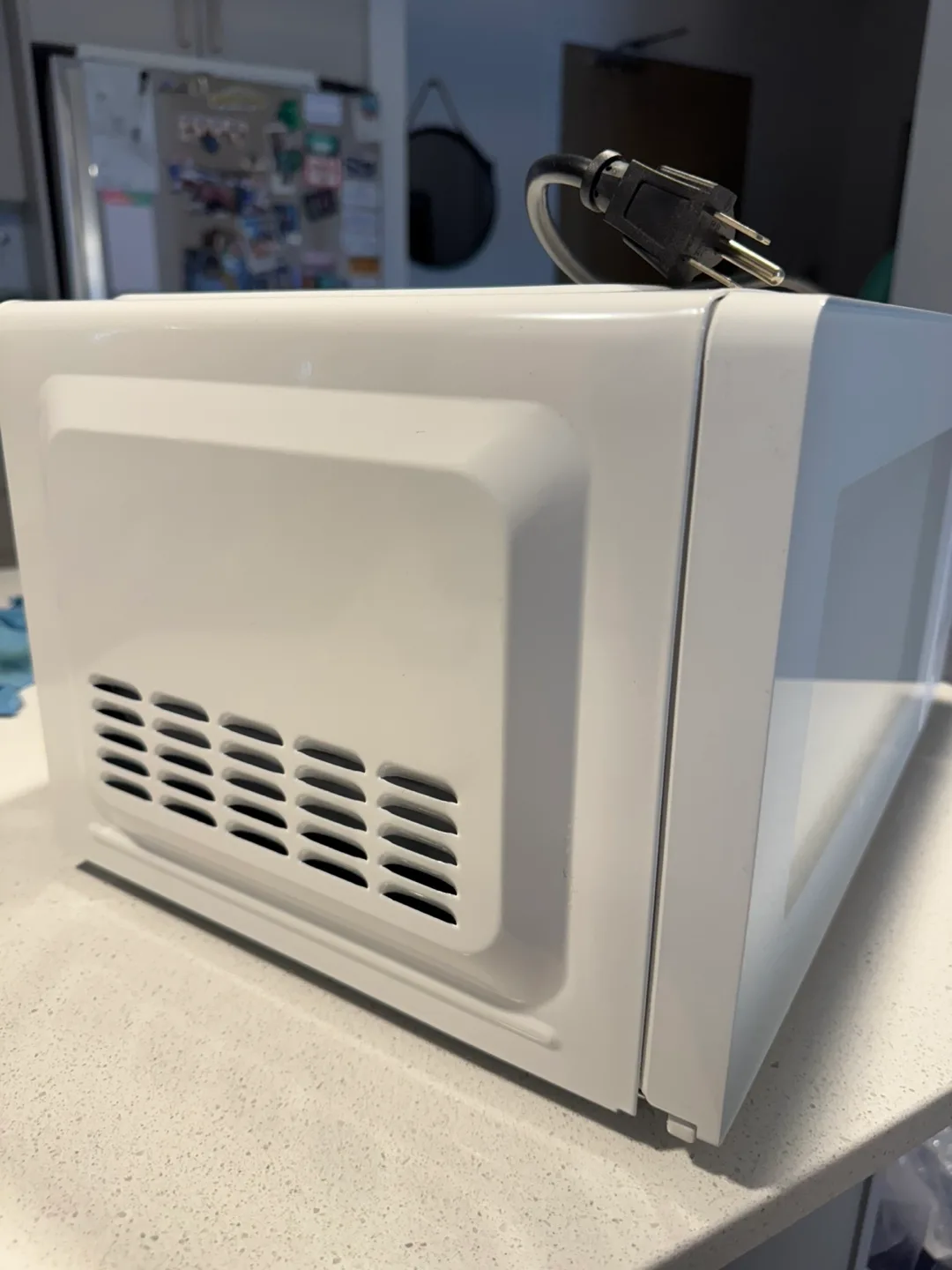 Hamilton Beach 0.7 Cu. Ft. White Microwave image indicator(4)