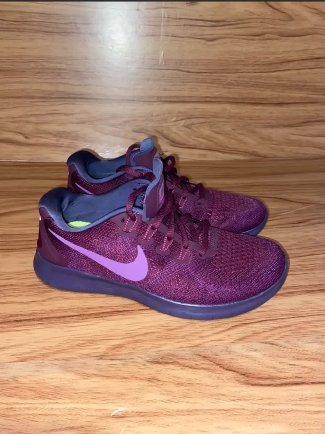 Women’s Nike free running shoes size US6 image indicator(2)