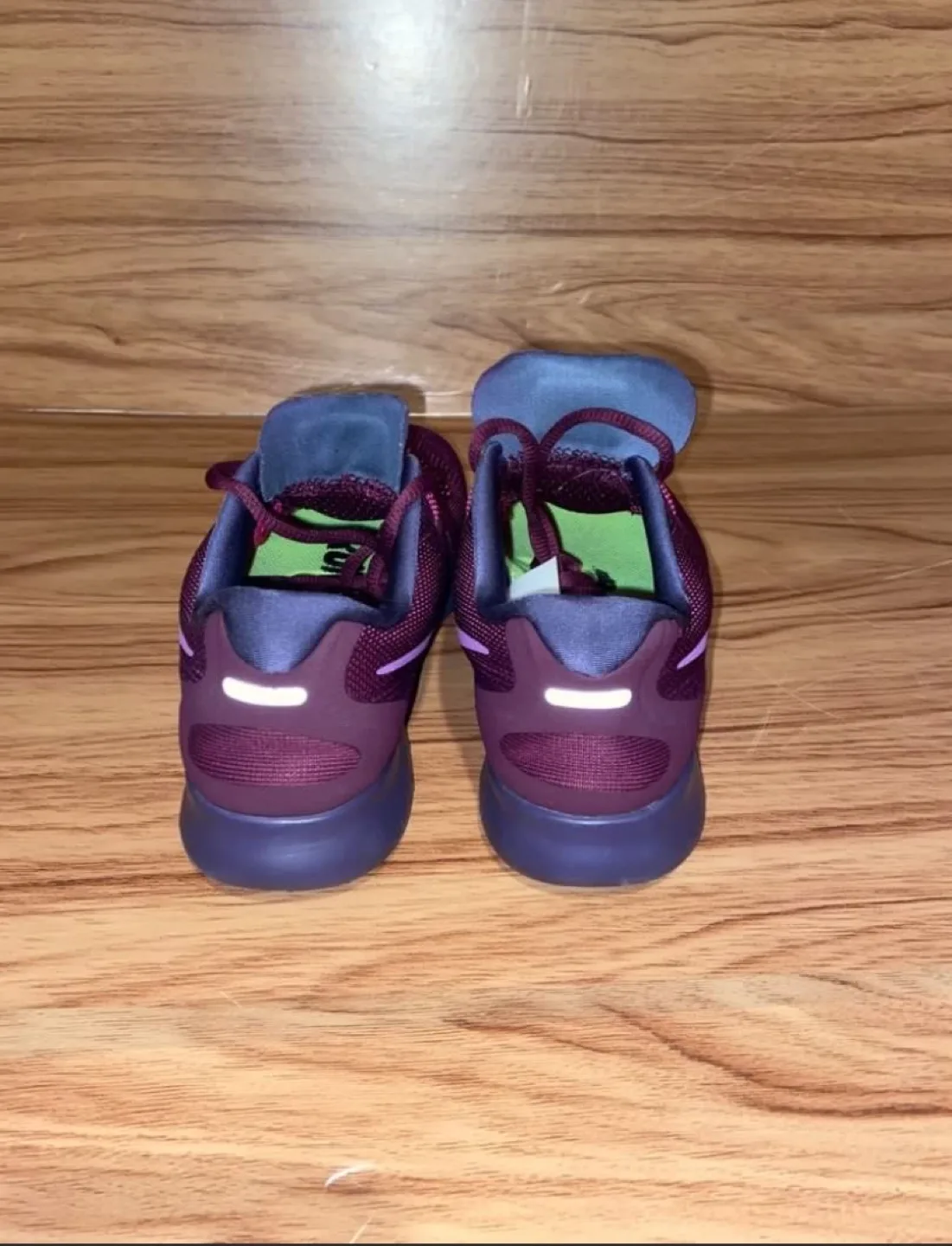 Women’s Nike free running shoes size US6 image indicator(3)