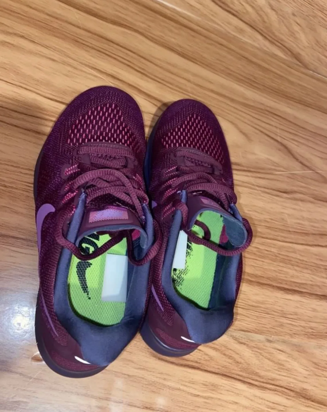 Women’s Nike free running shoes size US6 image indicator(4)