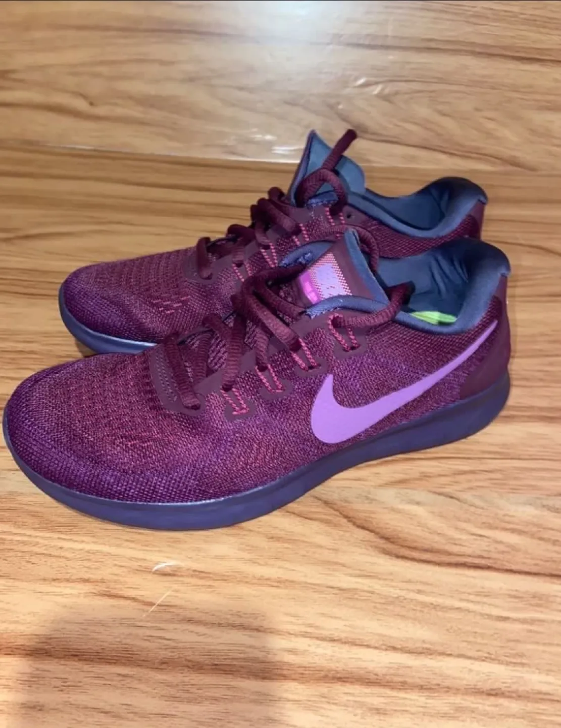 Women’s Nike free running shoes size US6 image indicator(5)