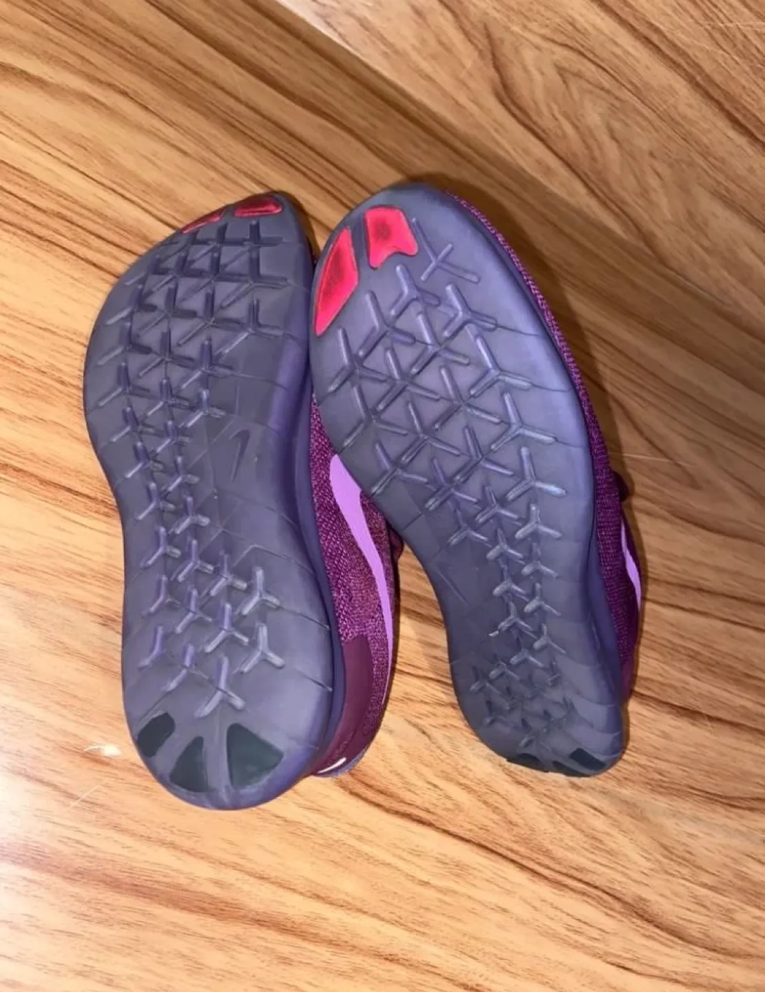 Women’s Nike free running shoes size US6 image indicator(6)