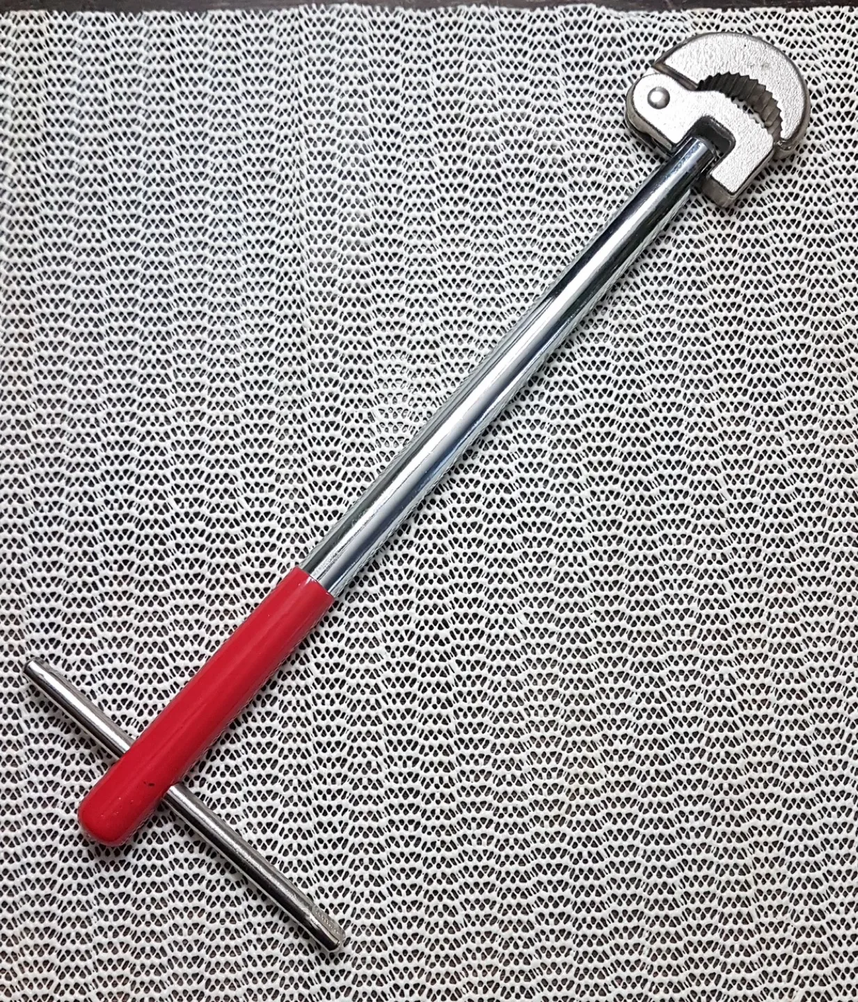 Pipe Wrench with Red Handle image indicator(2)