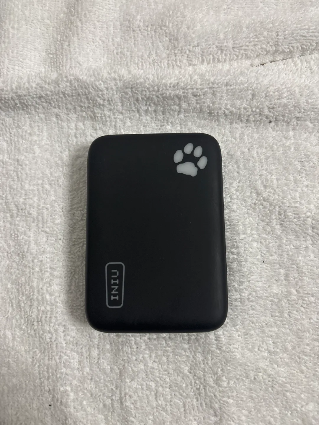 Magnetic wireless INIU Portable Charger- Black with Paw Print image indicator(3)