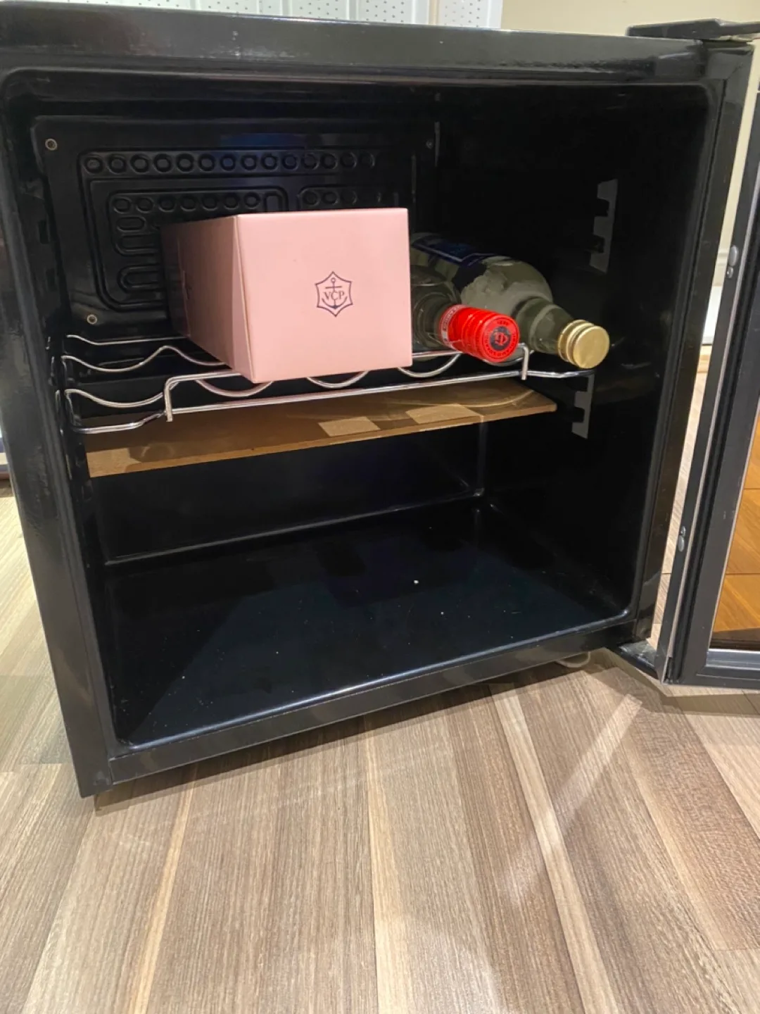 GE Wine Chiller - Minor Cosmetic Damage image indicator(2)