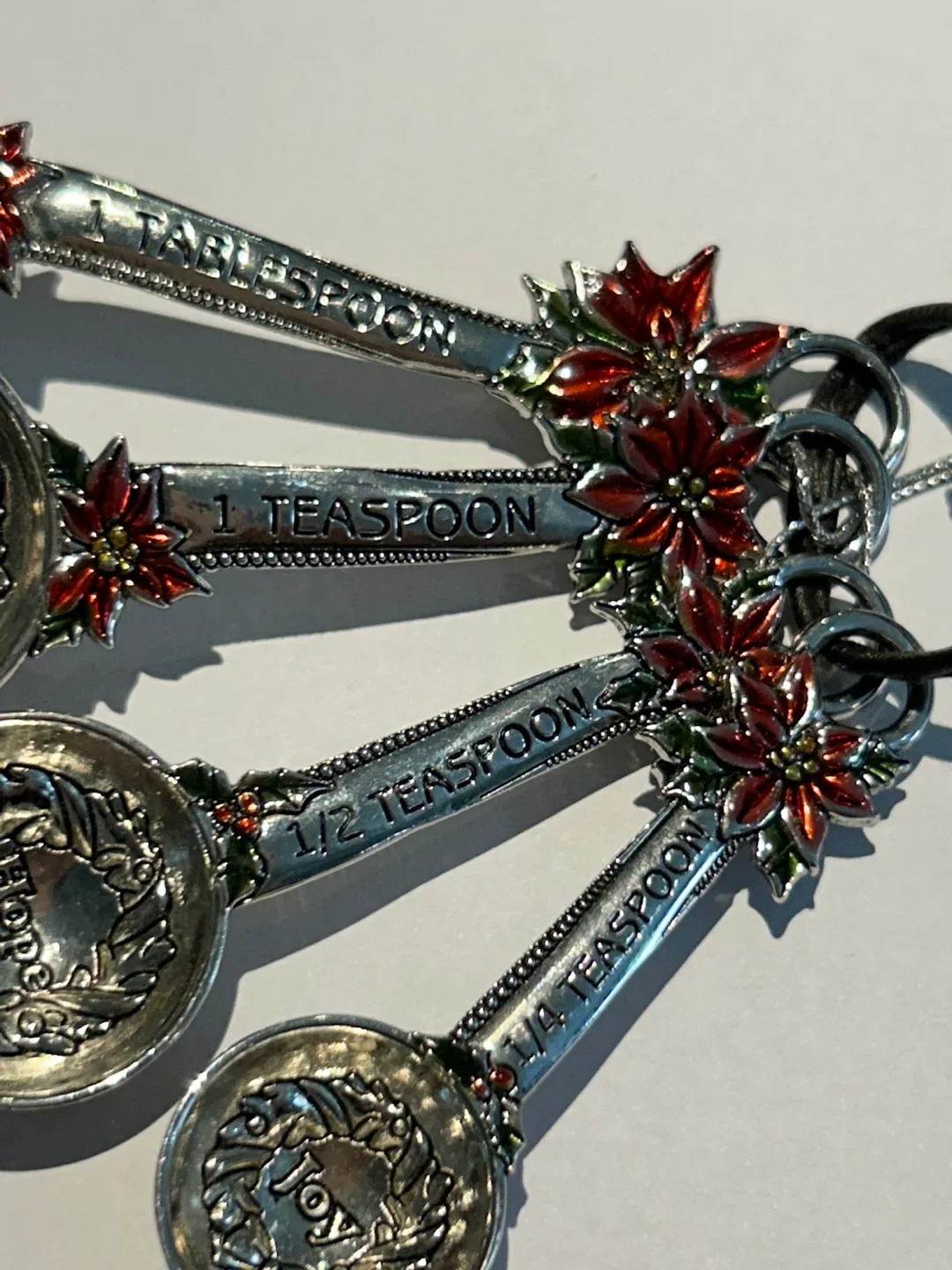 Poinsettia Measuring Spoons Set image indicator(4)