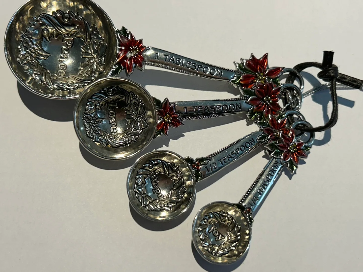 Poinsettia Measuring Spoons Set image indicator(2)