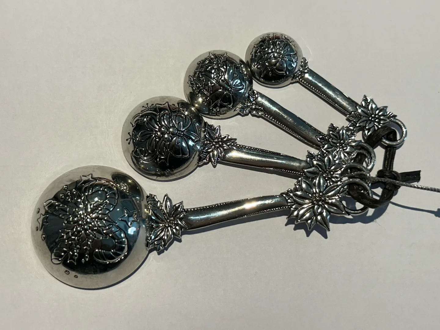 Poinsettia Measuring Spoons Set image indicator(3)