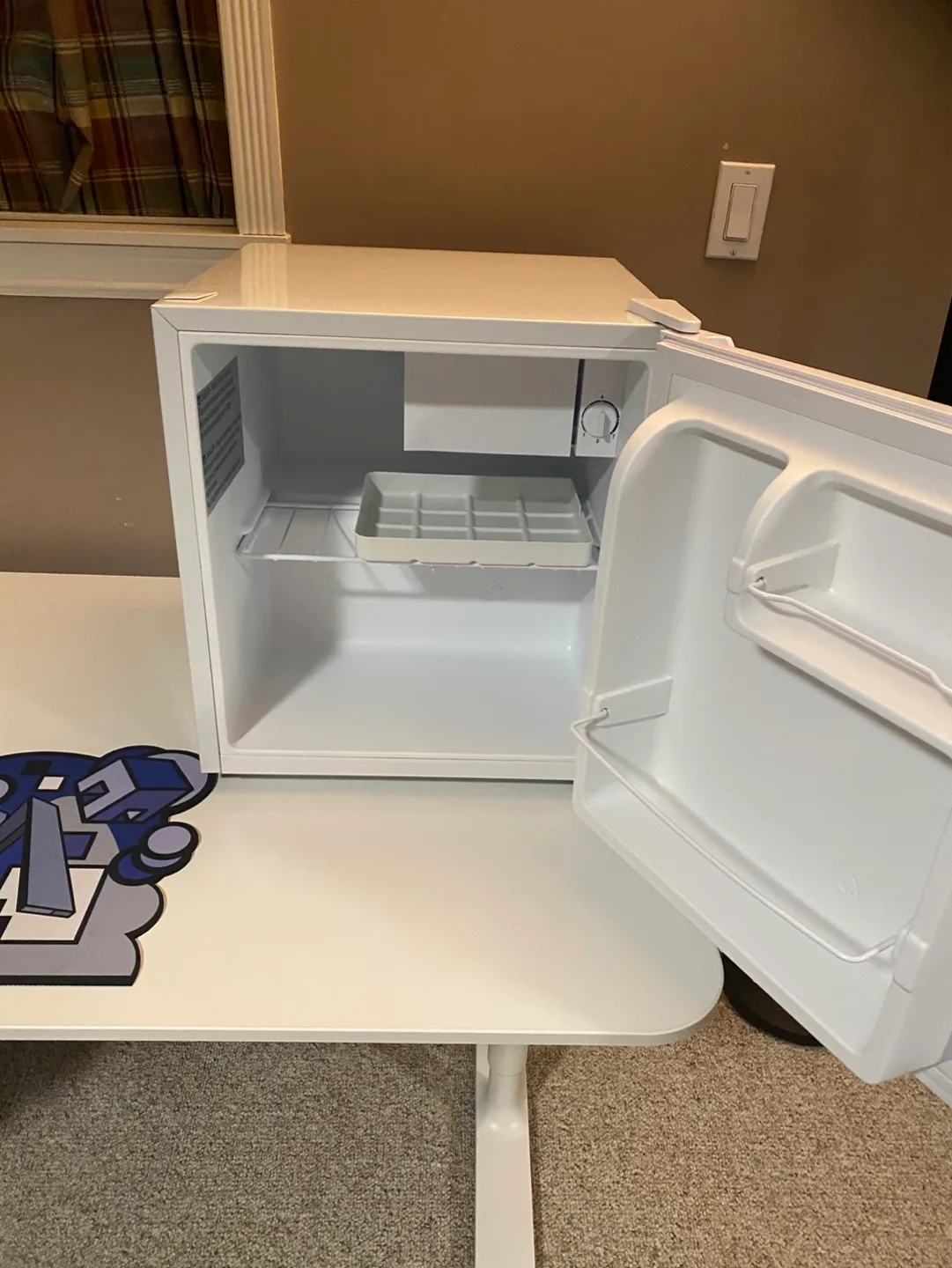 (delivery available)white galanz mini fridge image indicator(2)