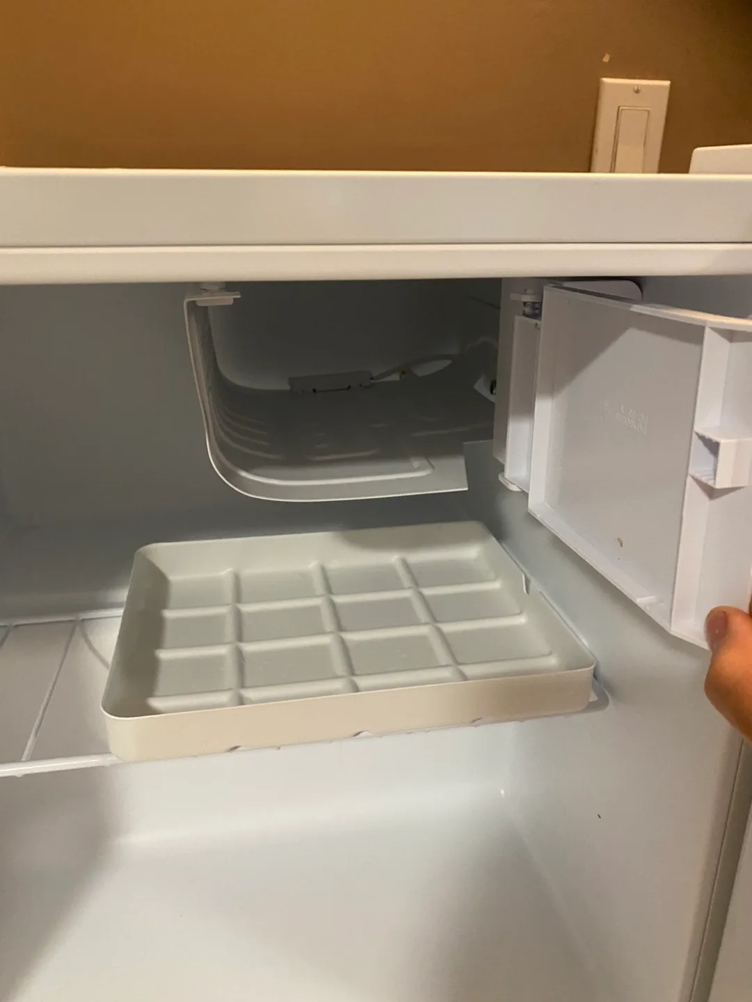 (delivery available)white galanz mini fridge image indicator(4)