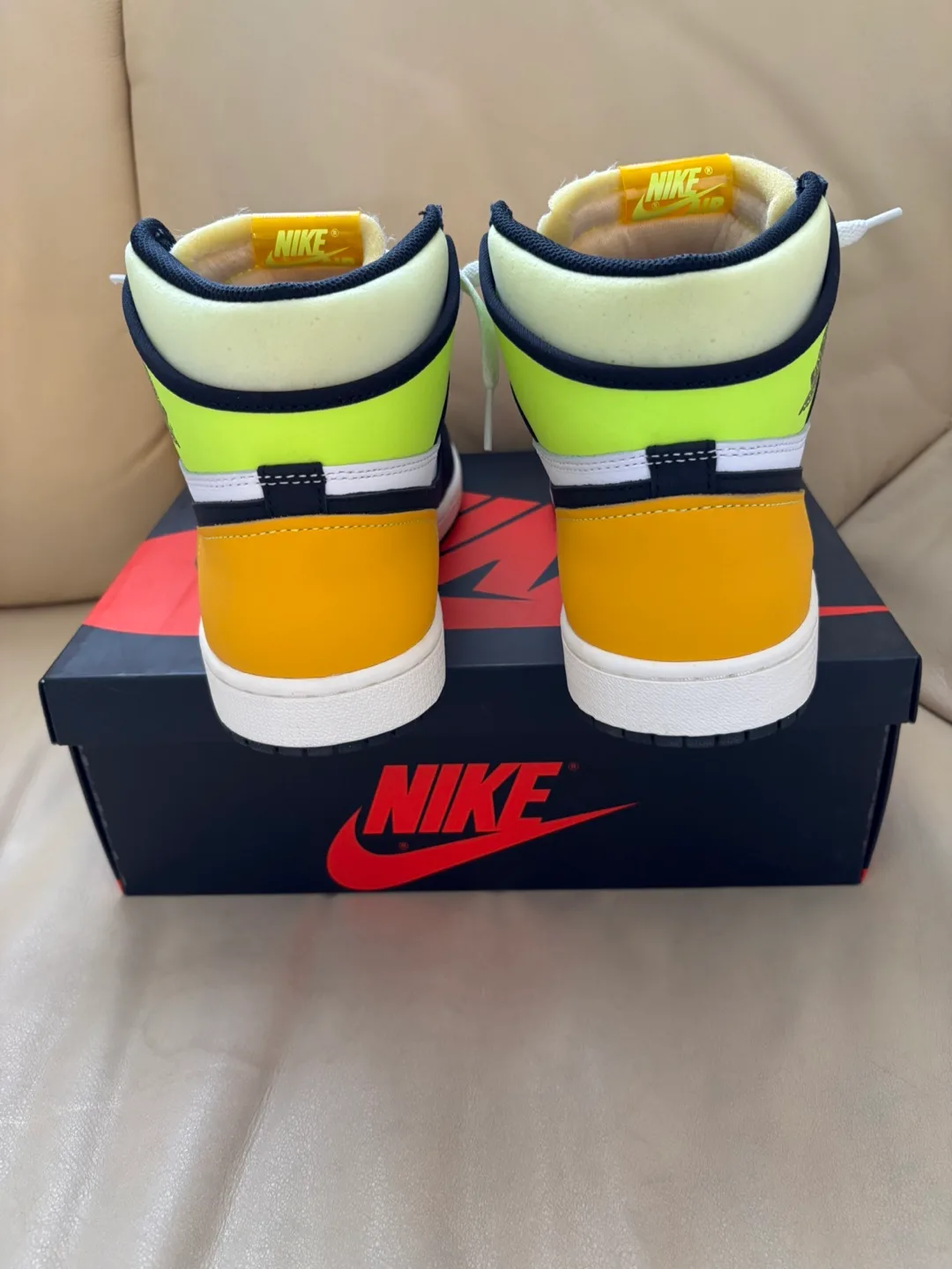 Air Jordan 1 Volt High OG image indicator(4)