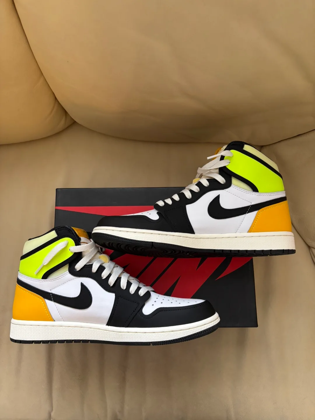 Air Jordan 1 Volt High OG image indicator(2)