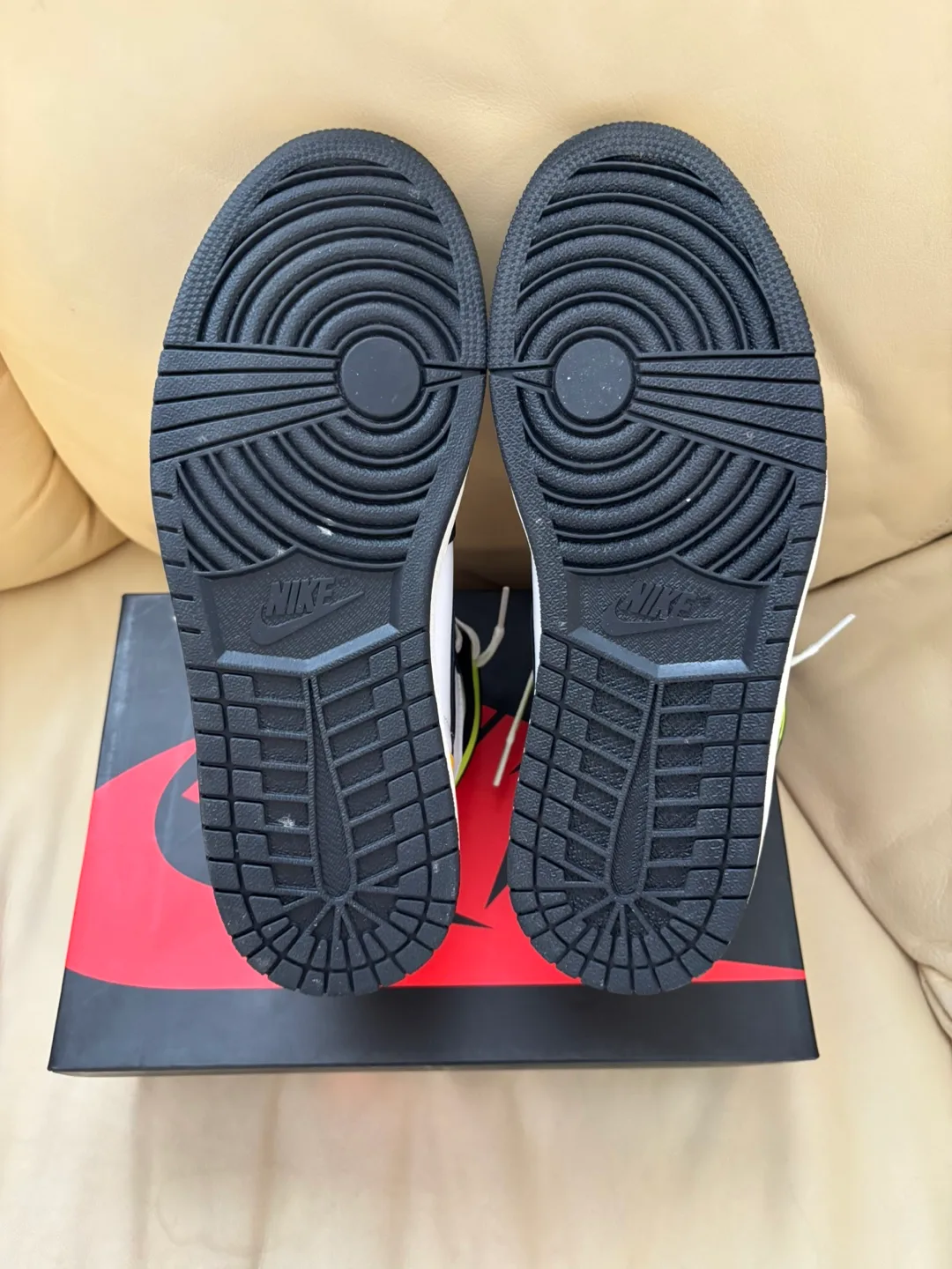 Air Jordan 1 Volt High OG image indicator(6)