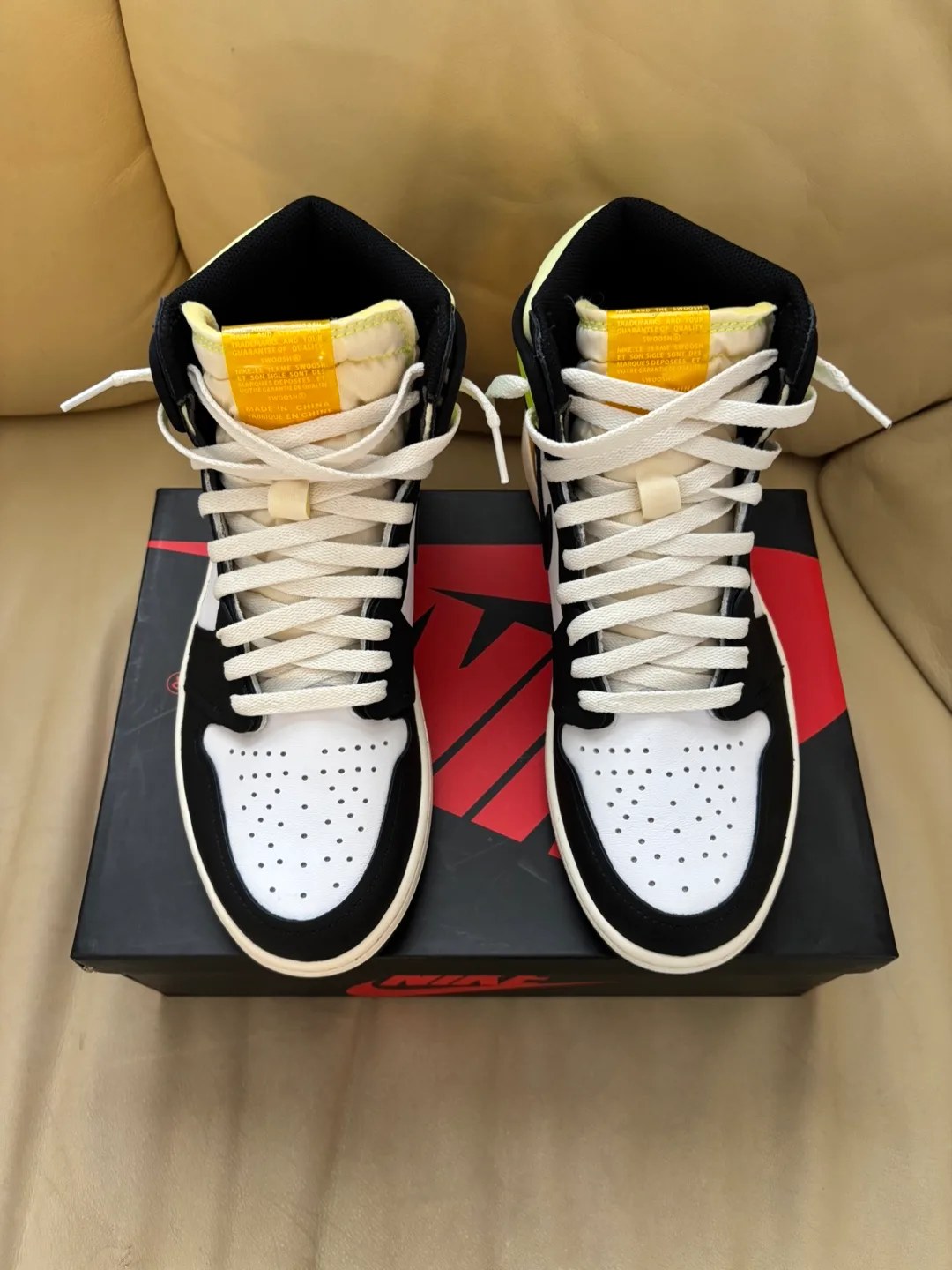 Air Jordan 1 Volt High OG image indicator(3)