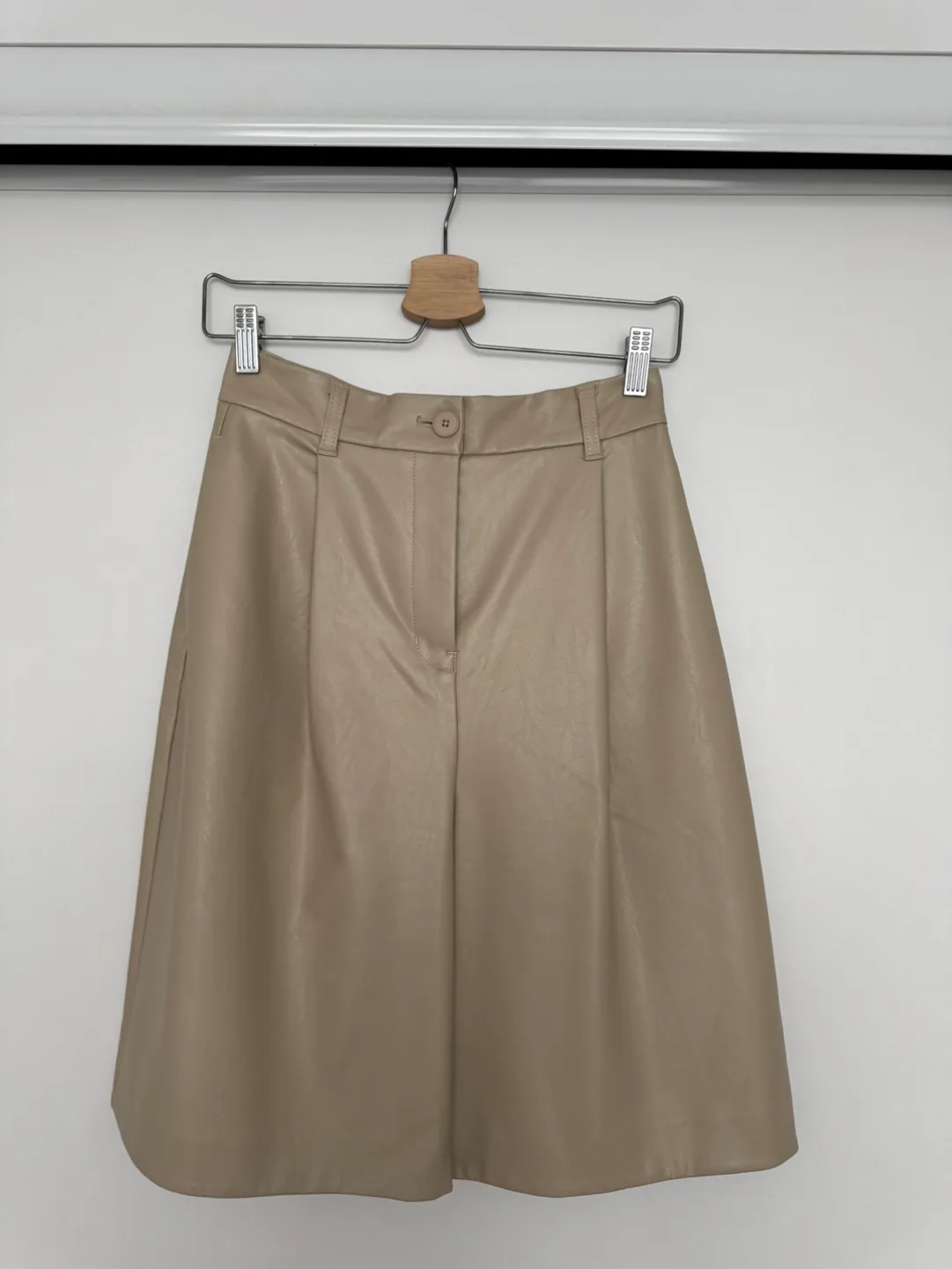 Oak + Fort Beige Leather Shorts image indicator(3)