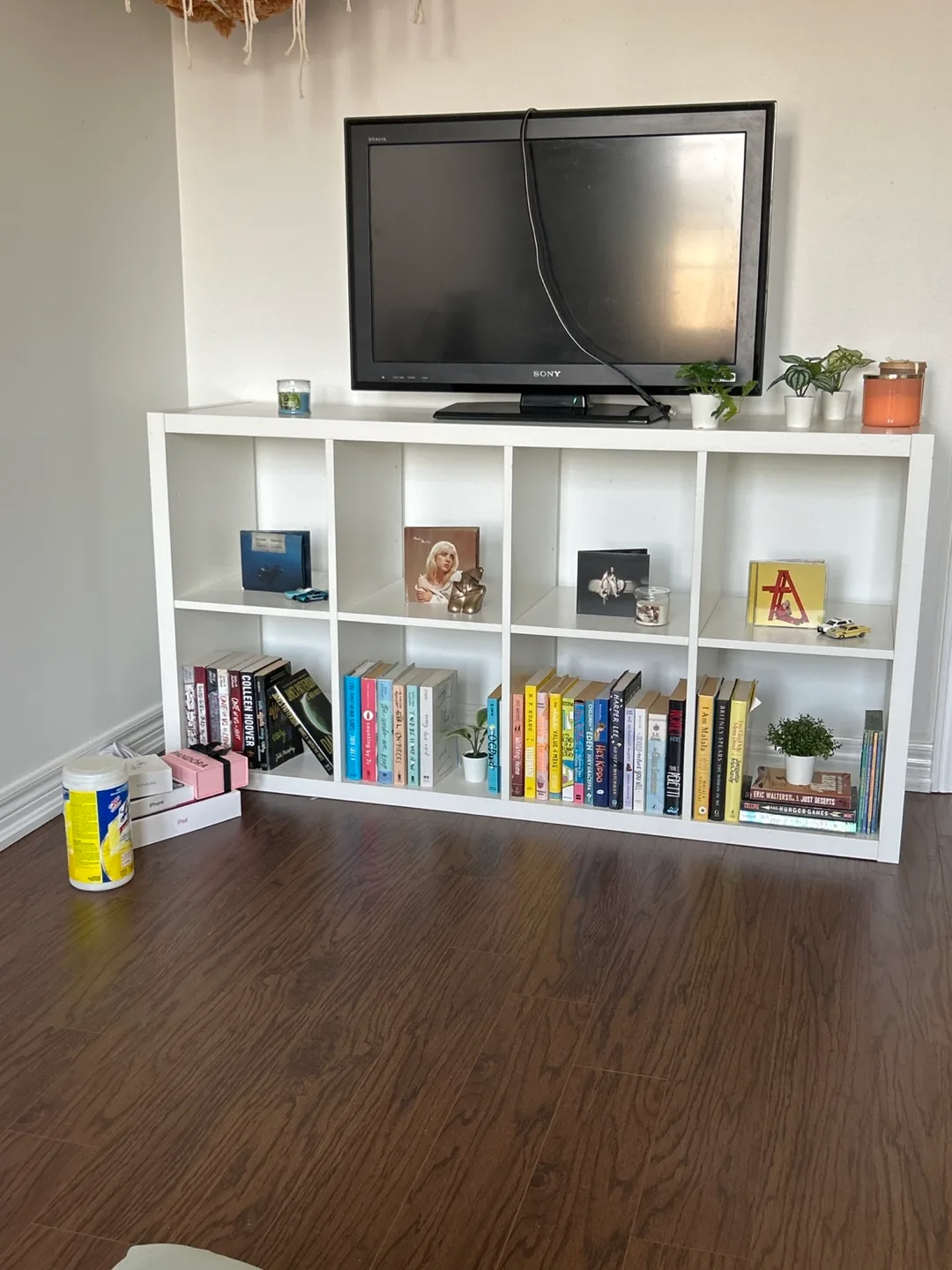 White IKEA Kallax Shelving Unit image indicator(2)