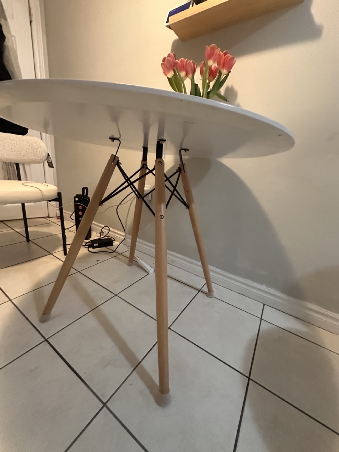 White Round Dining Table with Wooden Legs - photo 3