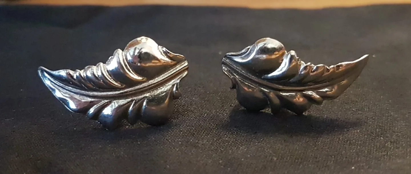 Vintage Silver Tone Leaf Shaped Clip On Earrings image indicator(2)