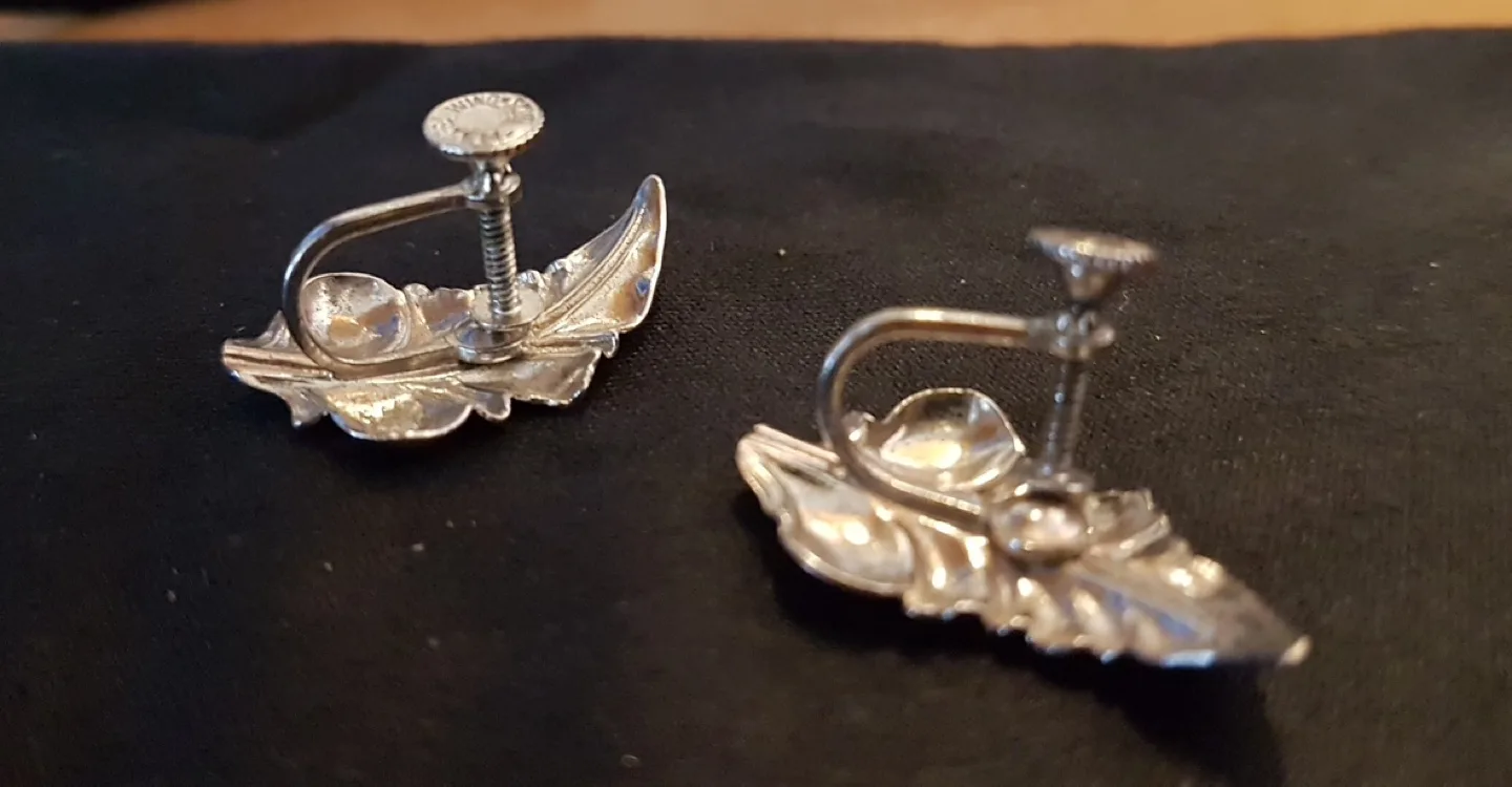 Vintage Silver Tone Leaf Shaped Clip On Earrings image indicator(3)