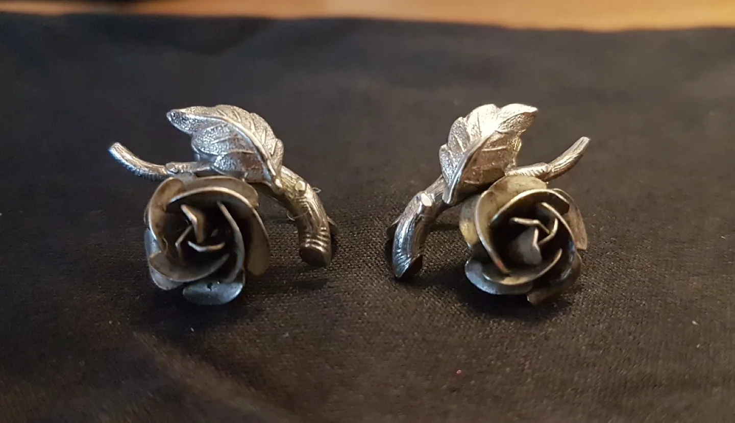Vintage Silver Tone Rose Earring Clips image indicator(2)