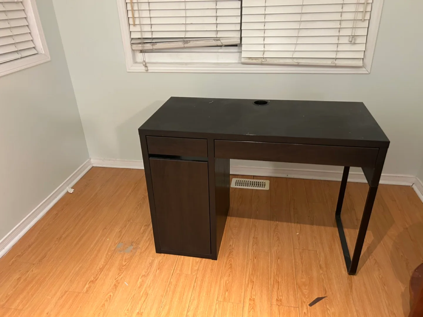 Used desks and bed frame image indicator(3)