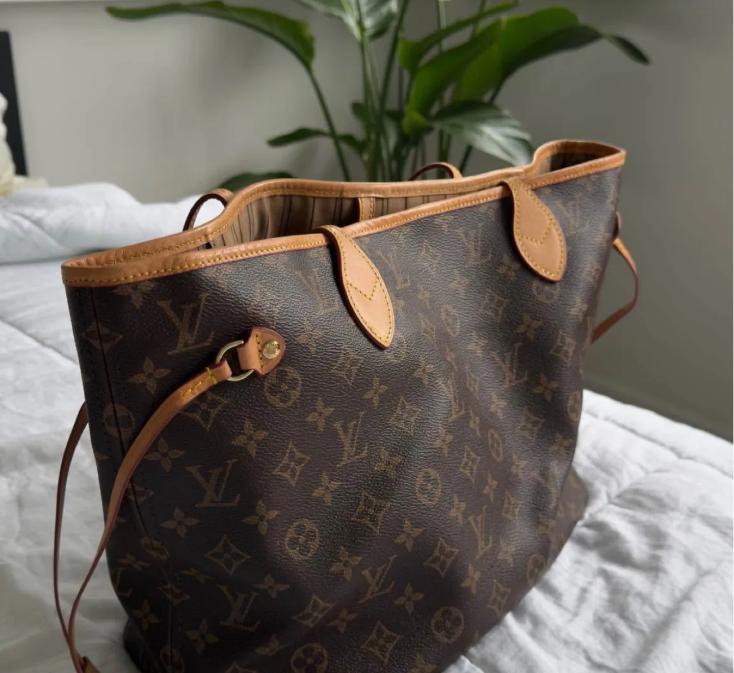 Authentic Louis Vuitton Neverfull MM Tote Bag image indicator(2)