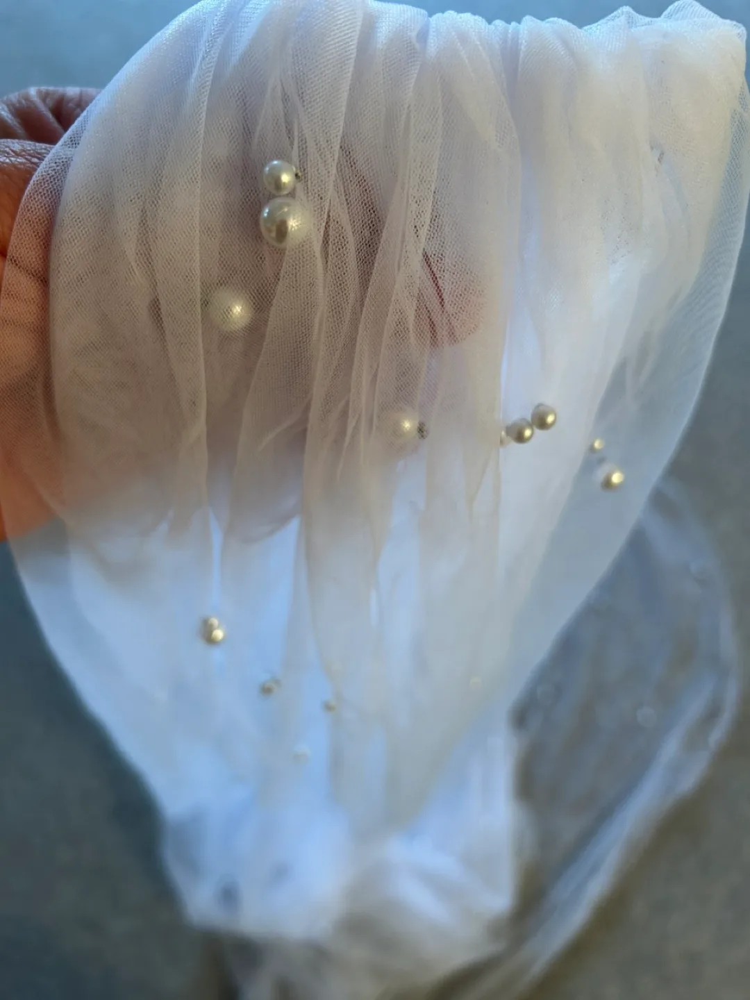 Pearl-embellished bridal veil image indicator(3)