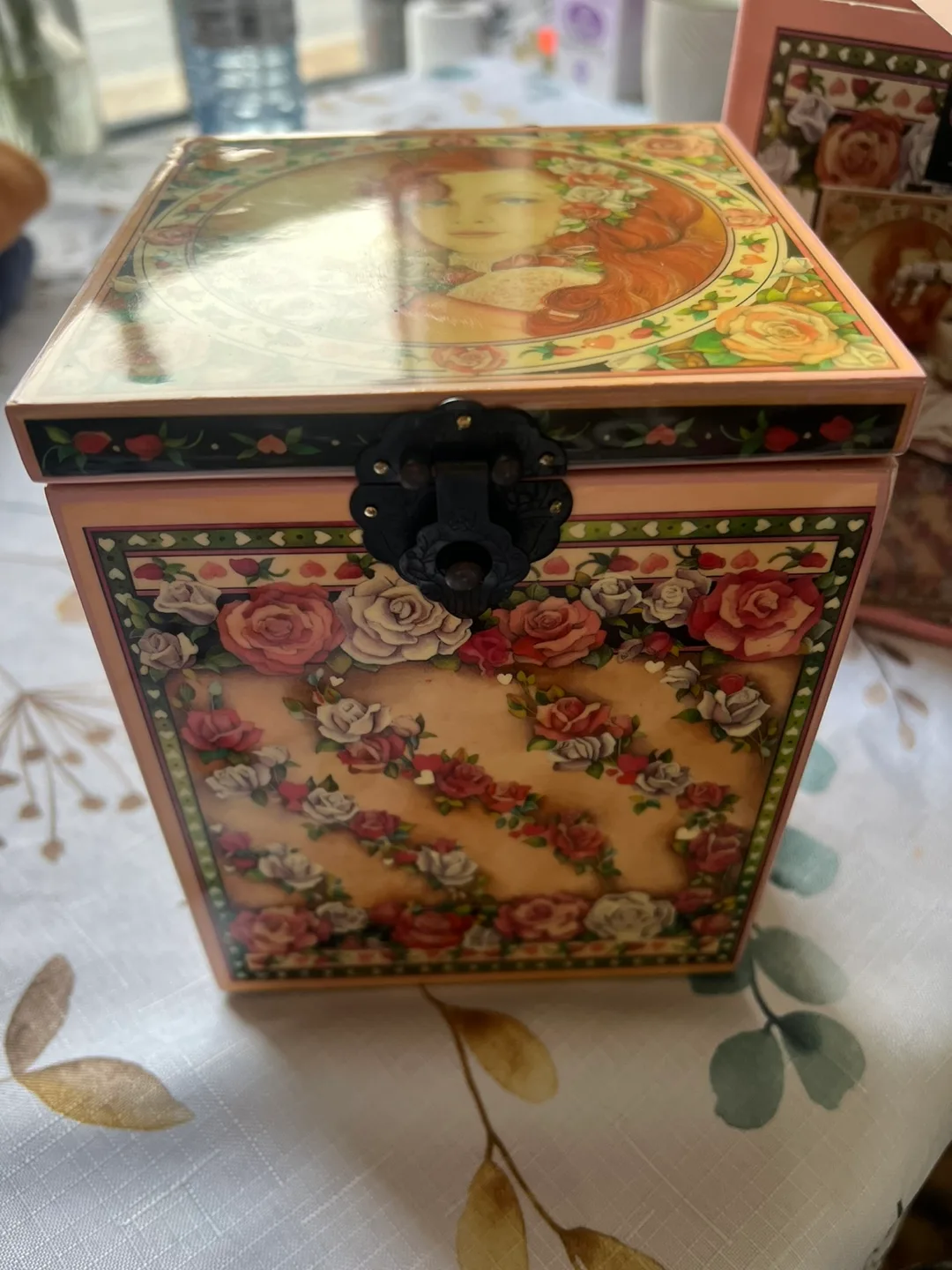 Limited Edition Queen of Roses Musical Jack-in-the-Box image indicator(3)