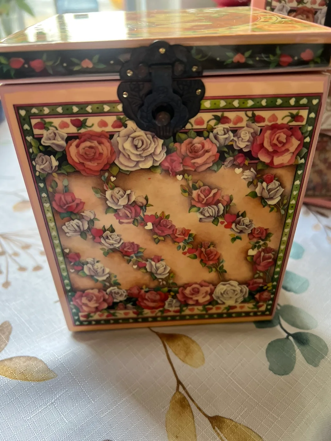 Limited Edition Queen of Roses Musical Jack-in-the-Box image indicator(4)